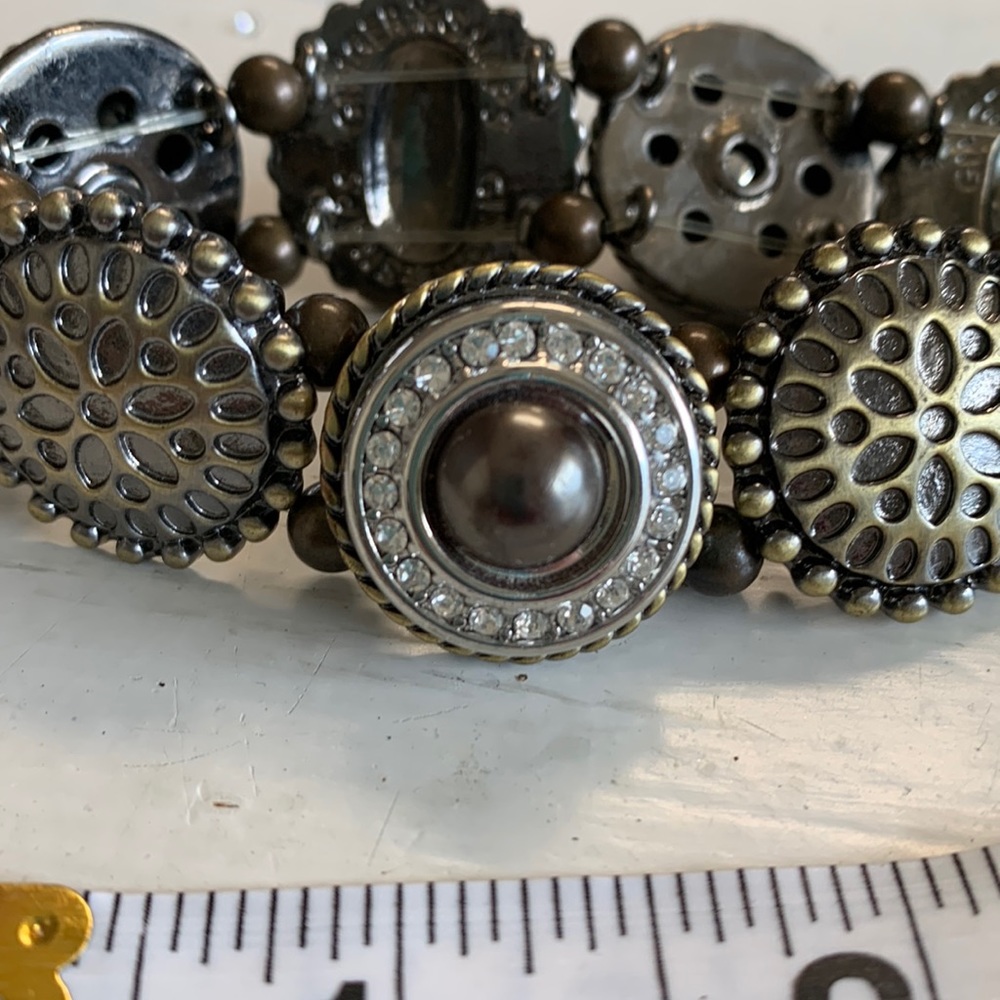 Stretch bracelet bronze with 2 pearl and 2 bone snaps. NWOT